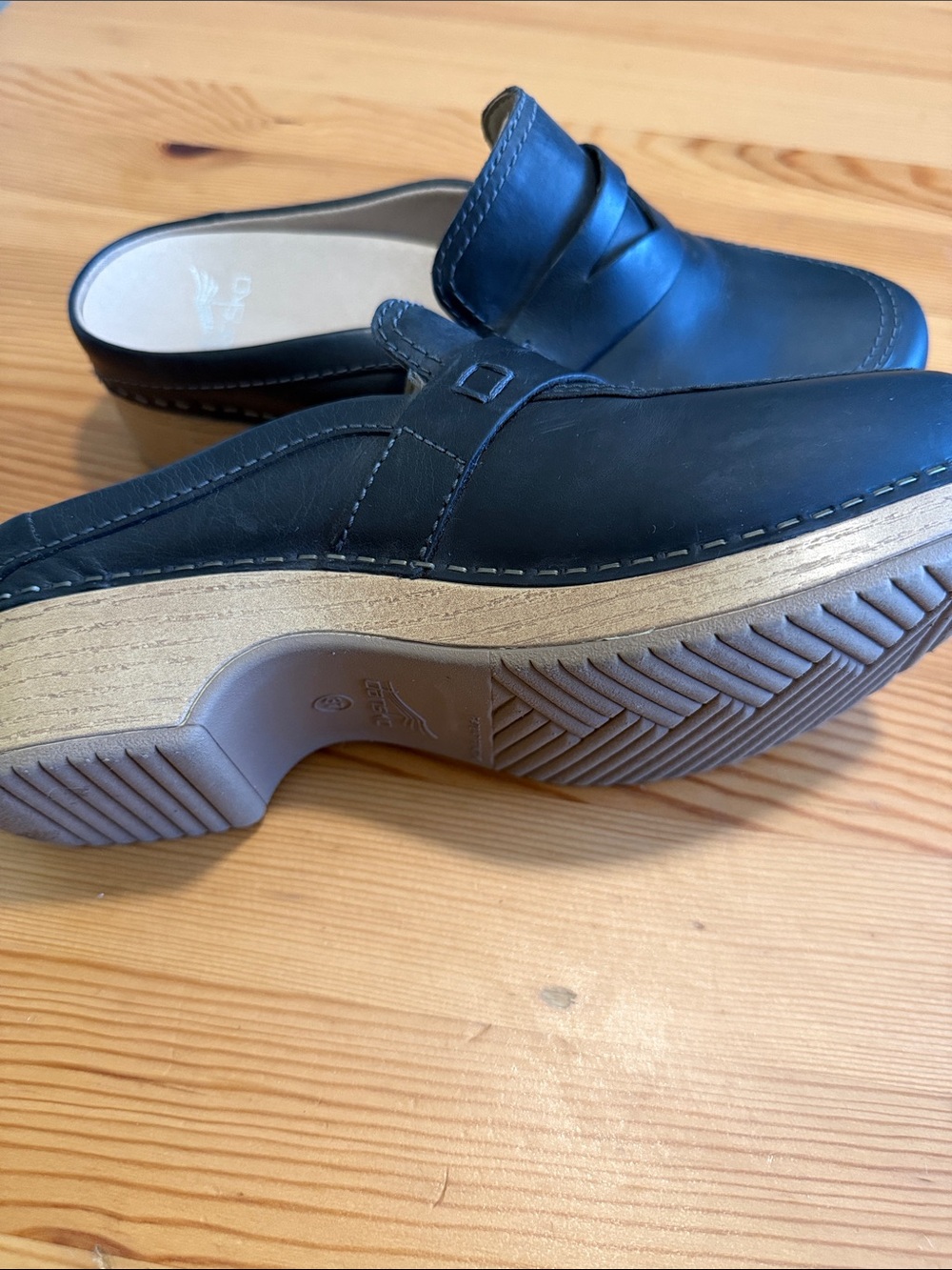 Dansko Bel Black Oiled Pull Up Clog Black - Picture 4 of 8